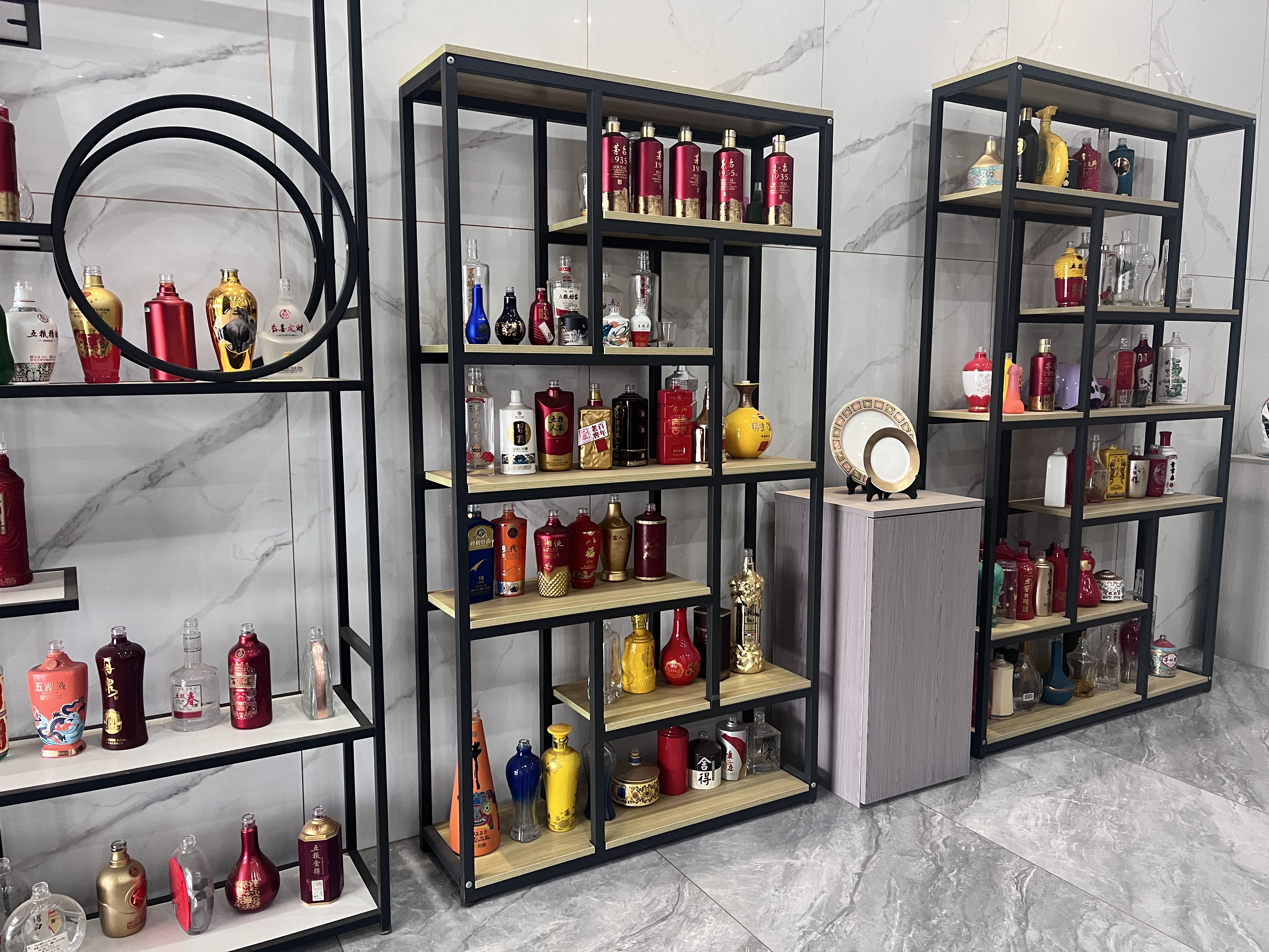 برچسب روی بطری شراب